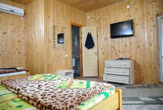Отель Katrin Hotel Бердянск Трехместный номер «Комфорт» с душем-1